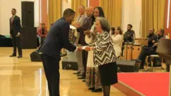 Leenjisaa Gammadoo Pirezidantii Itoophiyaa badhaasa miiliyoona lama erga fudhatan booda komatanii achumatti deebisanii waltajjiirraa bu'an