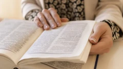 Pesin dey find word for dictionary