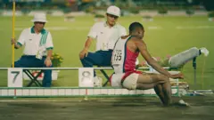 O atleta norte-americano Mike Powell, quebrando o recorde mundial do salto em distância masculino, em 1991