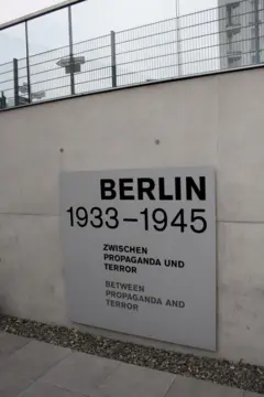 Dizeres de exposição do museu Topografia do Terror, de Berlim