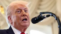 マイクに向かって話すトランプ氏