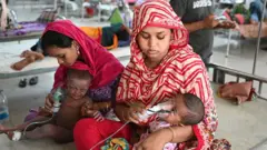 ঢাকার একটি হাসপাতালে হাম ওয়ার্ডে চিকিৎসা চলছে আক্রান্ত শিশুদের