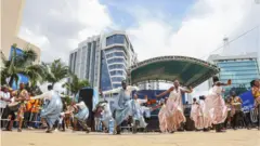 Ababyinnyi i Kigali bari ku mbuga imbere y'inzu z'amagorofa 