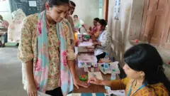 বাংলাদেশ সীমান্তের কাছে পশ্চিমবঙ্গের মুর্শিদাবাদ জেলার আখেরগঞ্জের একটি ভোট কেন্দ্র 