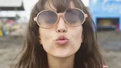 امرأة تقبل