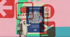 Colagem com passaporte, viajantes e carimbos