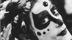 Homem com rosto pintado, representando Ney Matogrosso