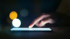 Pessoa manuseando celular