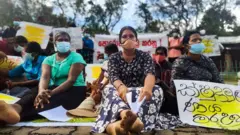 විරෝධතාවයක නියැලෙන ක්ෂුද්‍ර මූල්‍ය ණය වින්දිතයින් 