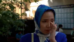 Журналист Анора Содиқова суд ҳукмидан норозилигини айтмоқда