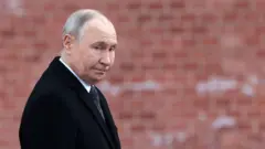 Президент Росії Володимир Путін на могилі Невідомого солдата в Москві напередодні четвертої річниці війни в Україні