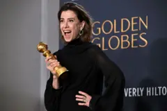 Fernanda Torres após receber o prêmio de Melhor Atriz de Drama no Globo de Ouro
