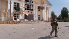 Militaire ukrainien au centre de Sudzha.