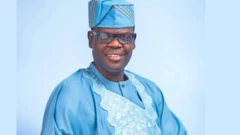 Oriyomi Hamzat wọ agbada wọ agbada ati fila buluu