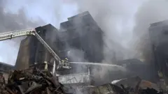 Ile gogoro kan n ru eefin latari ina, awọn nnkan eelo ti ina ọhun ti fọwọ ba si wa nita ile naa. Ẹrọ kan to gbe awọn osiṣẹ panapana wa nibẹ pẹlu, wọn n bu omi pa ina naa.