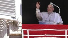 Papa Francisco acenando