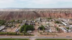 Povoado ao lado da estrada e uma nova cidade construída no planalto superior