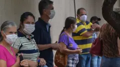 সেরানা শহরে কোভিড-১৯ টিকার জন্য লাইনে দাঁড়ানো বাসিন্দারা