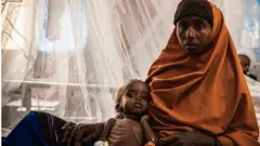Mulher somali com criança em Baidoa