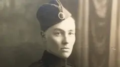 Džo Vajthed u uniformi