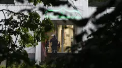 caminin önünde polis