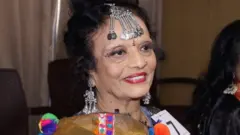 મહિલા