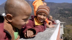 तवांग मोनेस्ट्री में खेलते स्थानीय बच्चे