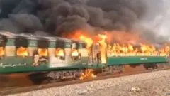 pakistan, pakistan rail fire, पाकिस्तान, ट्रेल में लगी आग, तेज़ गाम एक्सप्रेस