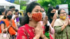 अंगारकी चतुर्थीनिमित्त प्रार्थना करणारे भक्त