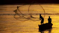 கடலின் நடுவே பாட்டுச் சத்தம் - மீனவர்களுக்கான பிரத்யேக வானொலி