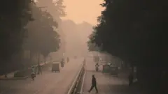 ضباب سام يغمر العاصمة الهندية ويغلق المدارس
