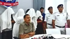 पुलिस की हिरासत में लड़कियां