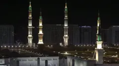 بكاء المؤذنين في السعودية والكويت بعد منع المصلين عن المساجد بسبب كورونا