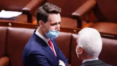 El senador Josh Hawley durante la sesión para certificar los resultados electorales