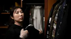 當中國的富人們沉迷於「買買買」，家中的衣服和名牌包包堆積如山、無處安放時，一項新的服務誕生了。