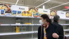 Полки с кашами и крупами в "Ашане" оказались полупустыми