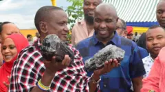 ባሕላዊ ማዕድን ቆፋሪው ሳኒኑ ላይዘር ያገኘውን የከበረ ድንጋይ ይዞ