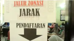 Calon siswa didampingi orang tua melakukan proses pendaftaran penerimaan peserta didik baru (PPDB) SMA melalui sistem zonasi di SMAN 2 Kota Bekasi, Bekasi, Jawa Barat, Senin (17/06).