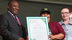 Le président Cyril Ramaphosa lors d'une cérémonie de restitution de terres perdues pendant l'apartheid