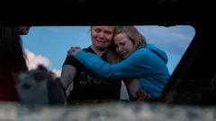 Miembros de la familia LeBarón lloran mientras miran el auto quemado donde al menos nueve personas fueron asesinados y quemados durante una emboscada de hombres armados en Bavispe, Sonora, el 5 de noviembre de 2019.
