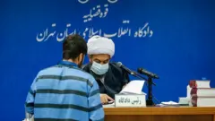 رسانه‌های وابسته به حکومت، معترضان را «اغتشاشگر» می‌خوانند و تصاویری از جلسات محاکمه آنها منتشر کرده‌اند