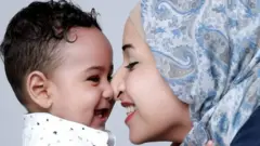 โอลา อาบู ฮาซาบัลเลาะห์ นักจิตวิทยาเด็กชาวปาเลสไตน์ กับลูกชายของเธอ