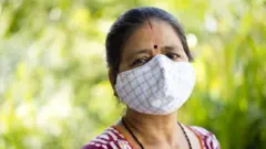 માસ્ક પહેરેલાં મહિલા