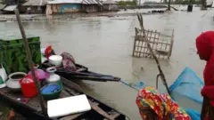 ঘূর্ণিঝড় আম্পানের কারণে গৃহহীন হয়ে পড়েছে স্থানীয় অনেক বাসিন্দা।