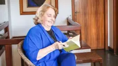 Lya Luft(à esq, em entrevista com Roseann Keneddy em 2017)