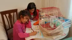 Diyarbakır'da evlerinde ders çalışan çocuklar