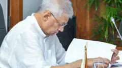 ශ්‍රී ලංකාවේ පාර්ලිමේන්තු ඉතිහාසයේ 78 වන අයවැය දෙවන වර කියවීම අද නොවැම්බර් 13 වන දා දහවල් 12.00ට ආරම්භ වීමට සියලු කටයුතු සූදානම් කර ඇතැයි වේත්‍රධාරී නරේන්ද්‍ර ප්‍රනාන්දු පවසයි.