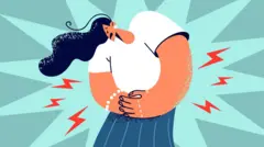 امرأة تعاني حالة صحية غير جيدة تضع يدها على بطنها بسبب آلام الدورة الشهرية. أنثى تعاني ألماً أو وجعاً خلال متلازمة ما قبل الحيض. عرض ألم حاد في المعدة. رسم توضيحي متجهي.