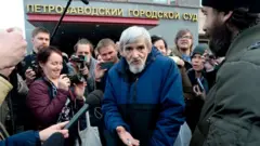 Историк Дмитриев у здания суда Петрозаводска