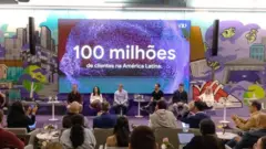 Un panel de Nu celebra la llegada a los 100 millones de clientes.